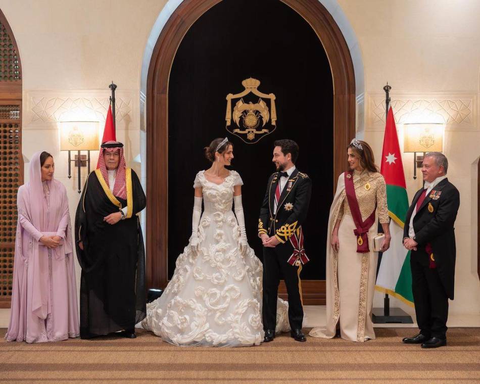 Luego de una hermosa ceremonia, el príncipe Hussein de Jordania y su esposa Rajwa al- Saif protagonizaron una elegante recepción nupcial en el palacio de Al Husseiniya, acompañados de sus padres, miembros de la familia real hachemita, jefes de estado extranjeros y árabes y funcionarios de alto rango.
