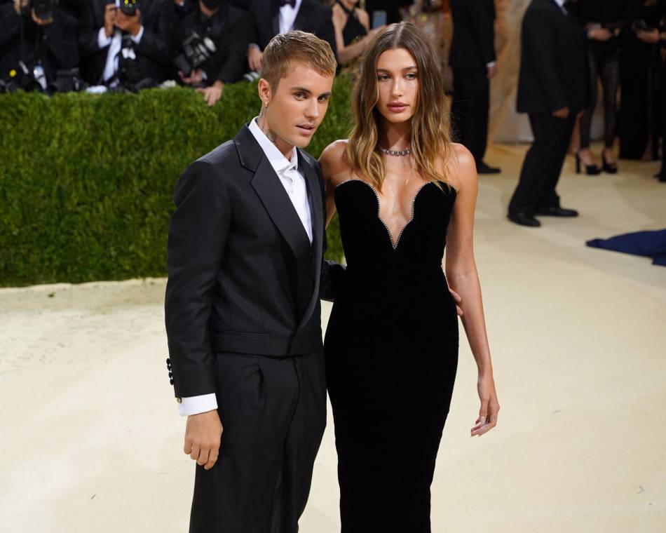 Hailey Bieber habla por primera vez de su matrimonio y Selena Gómez