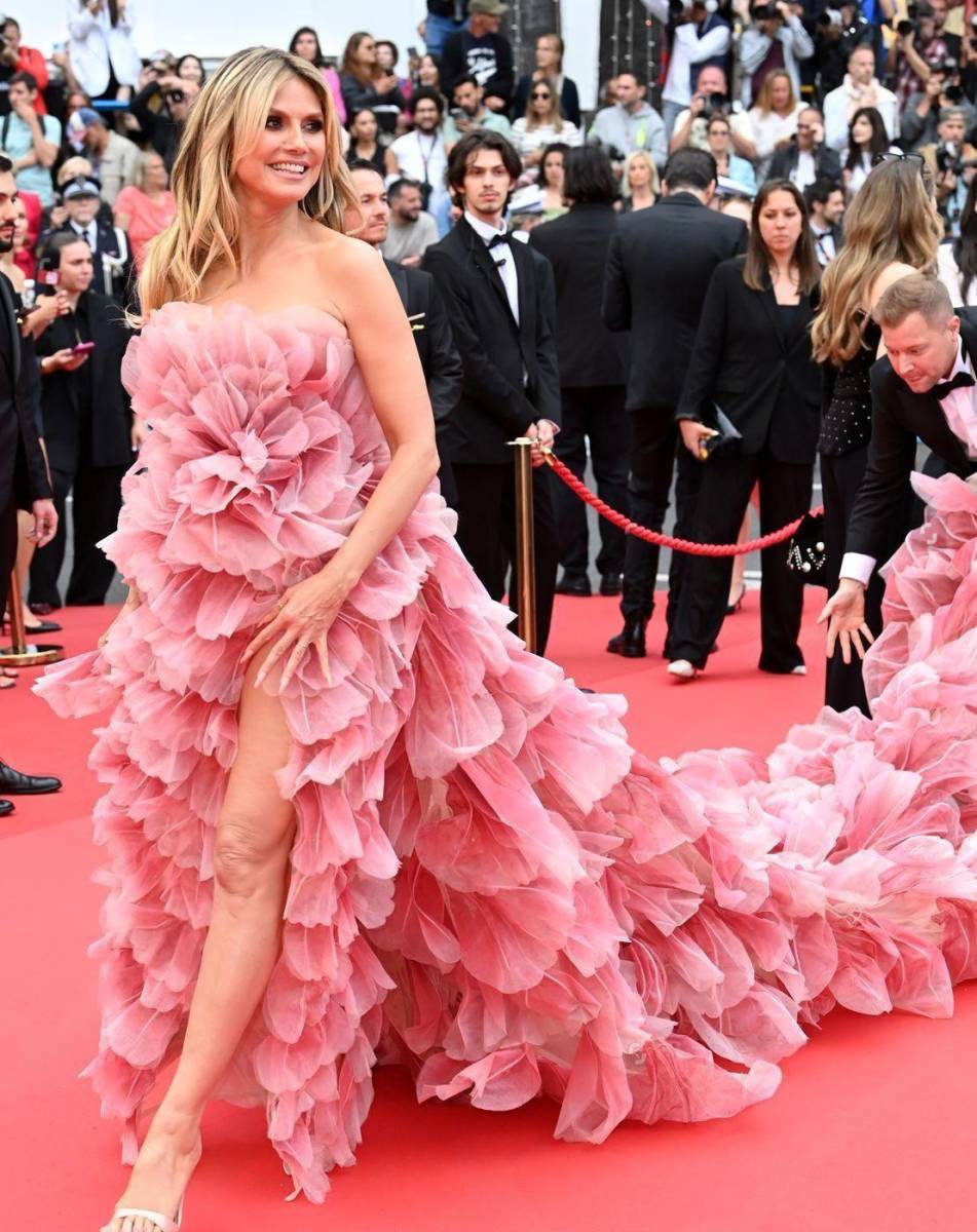 Por otro lado, Heidi Klum deslumbró en la alfombra roja con un espectacular vestido de Elie Saab con una enorme cola rosa, evocando la imagen de pétalos de flores, complementando su hermoso vestuario con un maquillaje que aportaba un toque festivo, sin duda fue una de las figuras más destacadas.