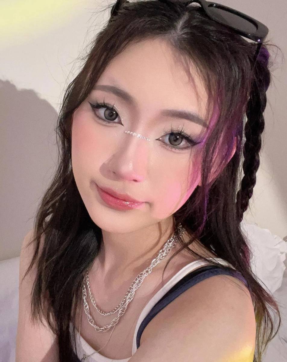 Nose rhinestoneEsta es una de las tendencias más recientes en el mundo del maquillaje coreano, y su realización es sorprendentemente sencilla: solo debes colocar pequeñas piedras en el puente de tu nariz. 