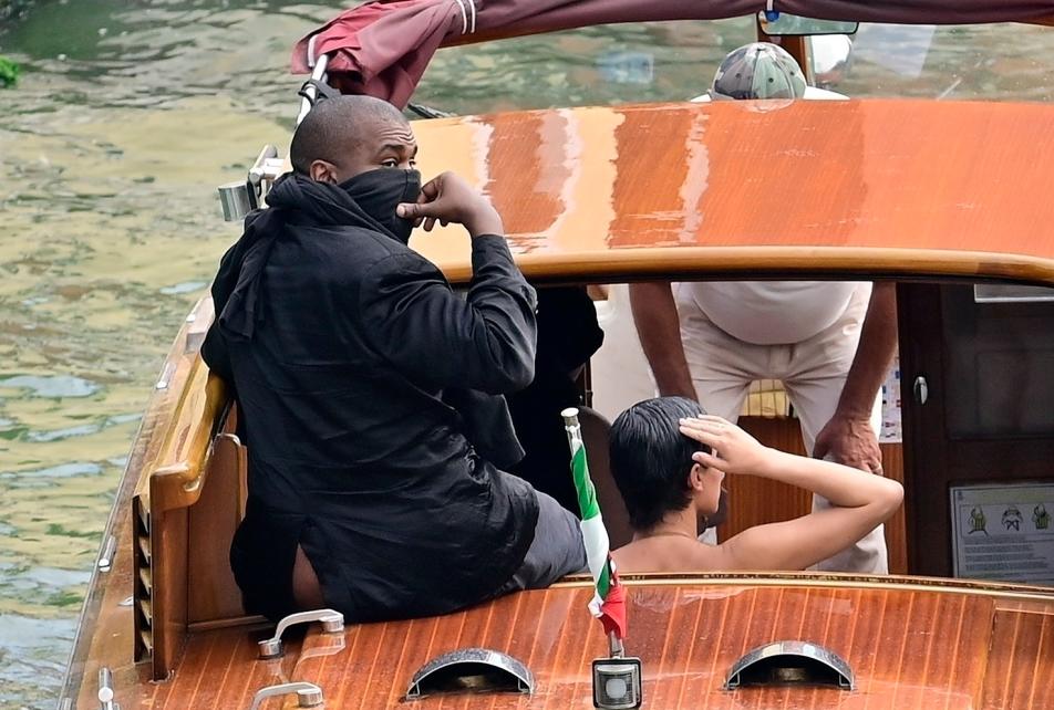 Una de sus controversias más sonadas fue durante un viaje a Venecia, Italia, donde la pareja fue fotografiada en una situación comprometedora en una góndola, lo que llevó a las autoridades italianas a investigar posibles violaciones a las normas de decoro público.