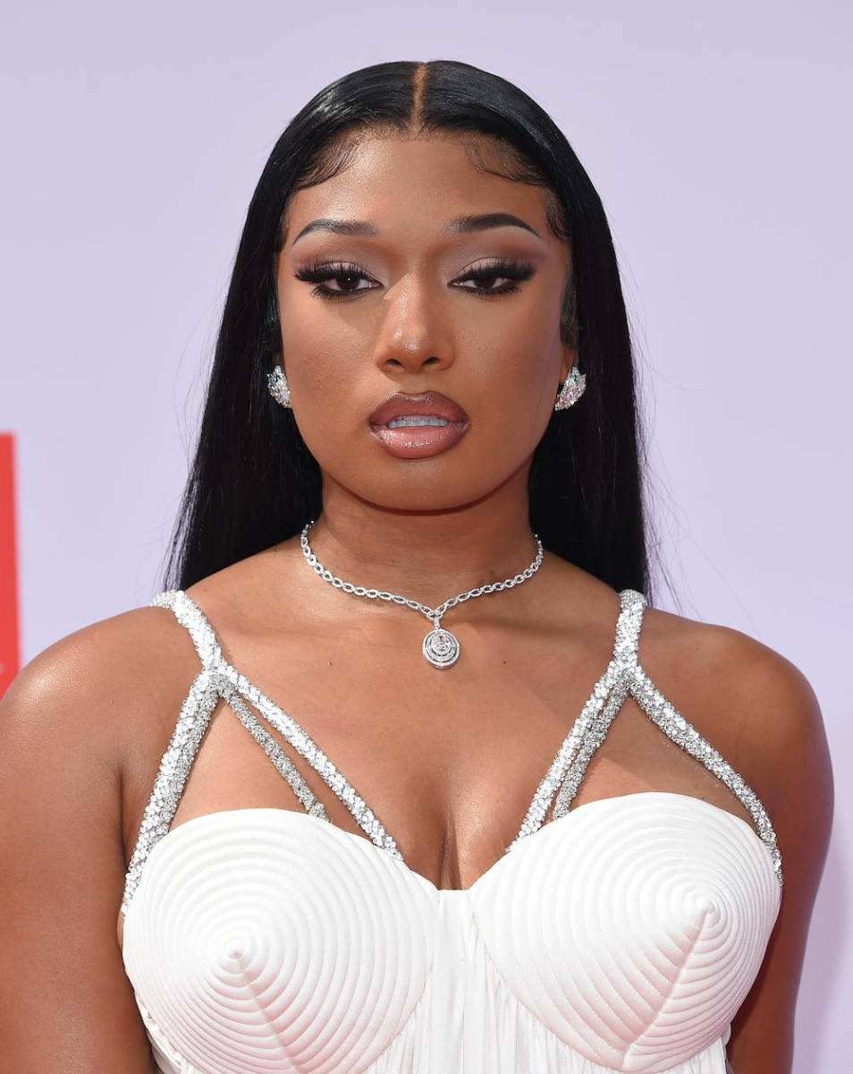 <b>Megan Thee Stallion </b>La artista fue agredida por el rapero Tory Lanez, que le disparó en ambos pies múltiples veces cuando iba saliendo del evento en el 2020. Tory recibió 23 años de cárcel por violencia doméstica.