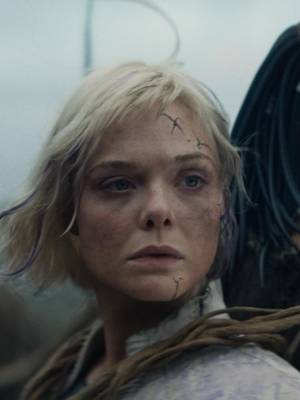 Elle Fanning y Dimitrius Schuster-Koloamatangi protagonizan <i>Depredator: Tierras Salvajes,</i> que llega a los cines 38 años después del estreno del filme original.