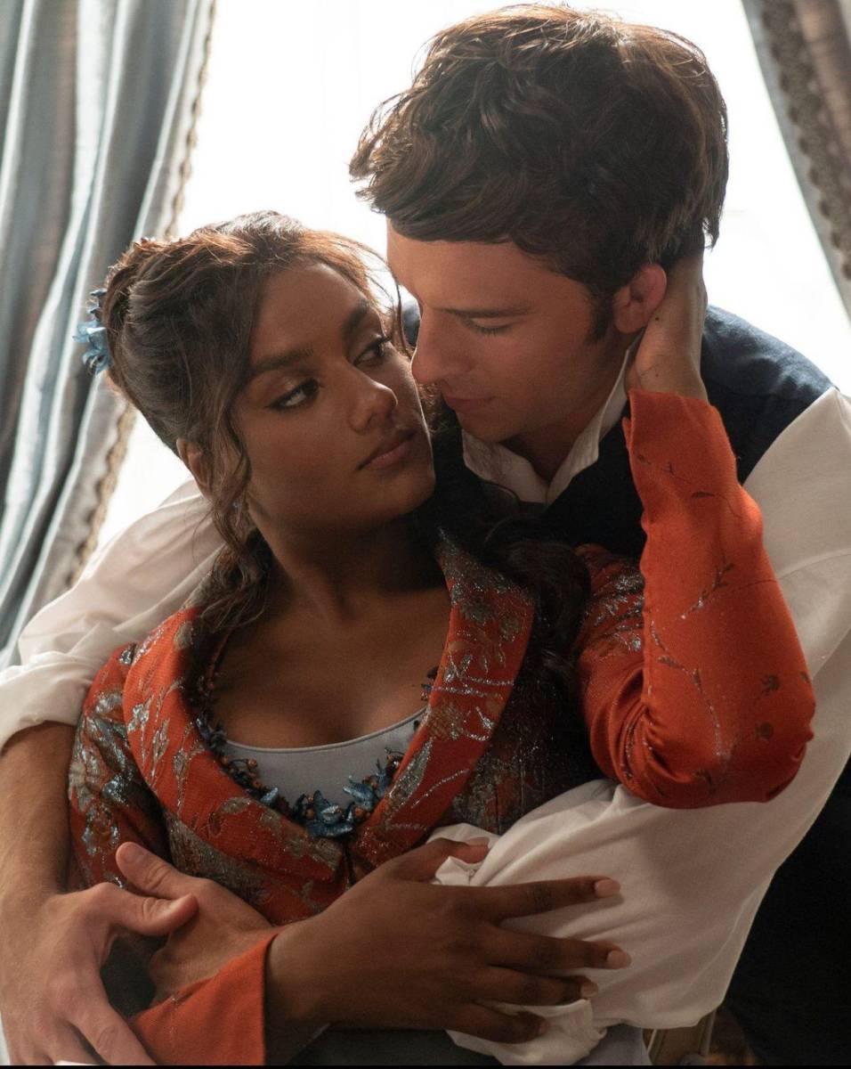Por supuesto, veremos mucho de nuestra otra pareja favorita, conformada por Kate y Anthony, interpretados por Simone Ashley y Jonathan Bailey. 