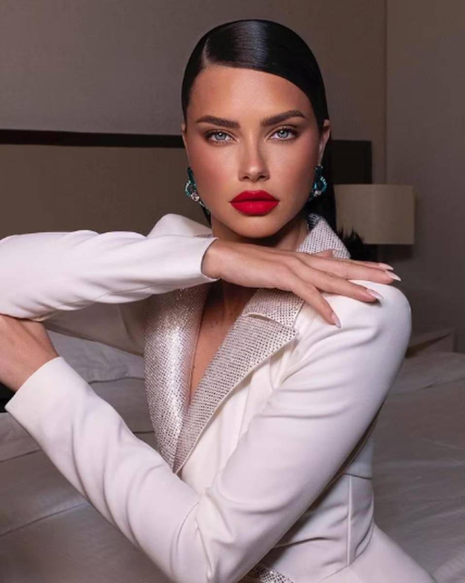 A pesar de ser una de las mujeres más deseadas del mundo, Adriana Lima se mantuvo firme en sus convicciones como católica practicante y permaneció virgen hasta contraer matrimonio. Su elección personal fue ampliamente reconocida, e incluso fue nombrada “la virgen más voluptuosa del mundo” en la portada de la revista GQ en abril de 2006, convirtiéndose en la edición más vendida del año.