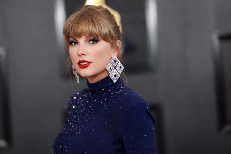Su fortuna incluye casi 600 millones de dólares acumulados en regalías y giras, además de un catálogo de música con un valor estimado de 600 millones de dólares y unos 125 millones de dólares en bienes raíces.