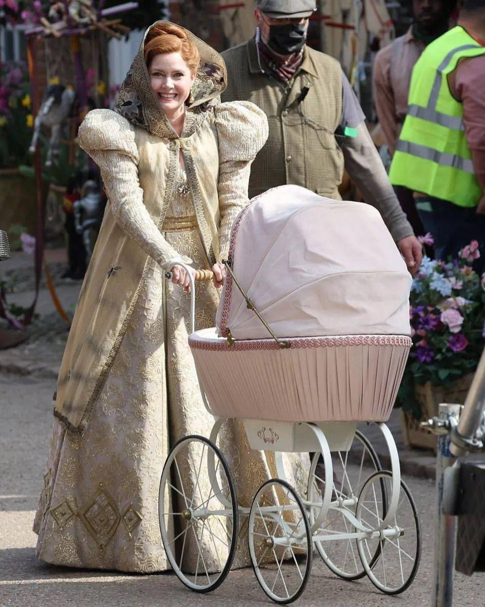 En mayo del 2021, Amy Adams confirmó oficialmente la secuela de la película. “Estoy en Irlanda, donde me estoy preparando para comenzar a filmar la secuela de Enchanted, que me emociona mucho”, fueron las palabras de la actriz durante varias entrevistas.