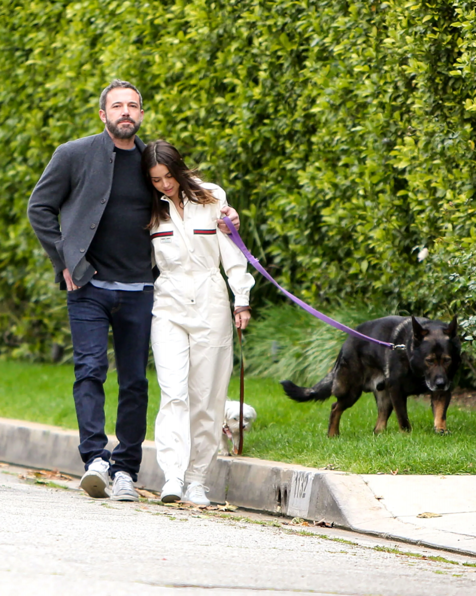 8 de marzo 2020Por otro lado, el divorciado se encontraba consolado en los brazos de Ana de Armas.