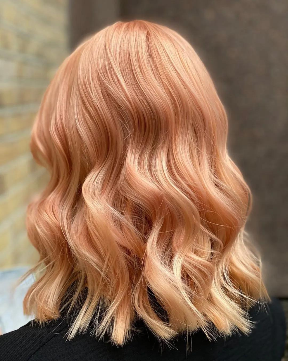 Strawberry Blonde un rubio rojizo o pelirrojo claro, pero para diferenciar este tipo de color se deben apreciar reflejos rosados en la luz. Puede aplicarse a cualquier base natural, en cambio si el cabello está teñido de tonalidad oscura, es muy probable que lo descoloren.