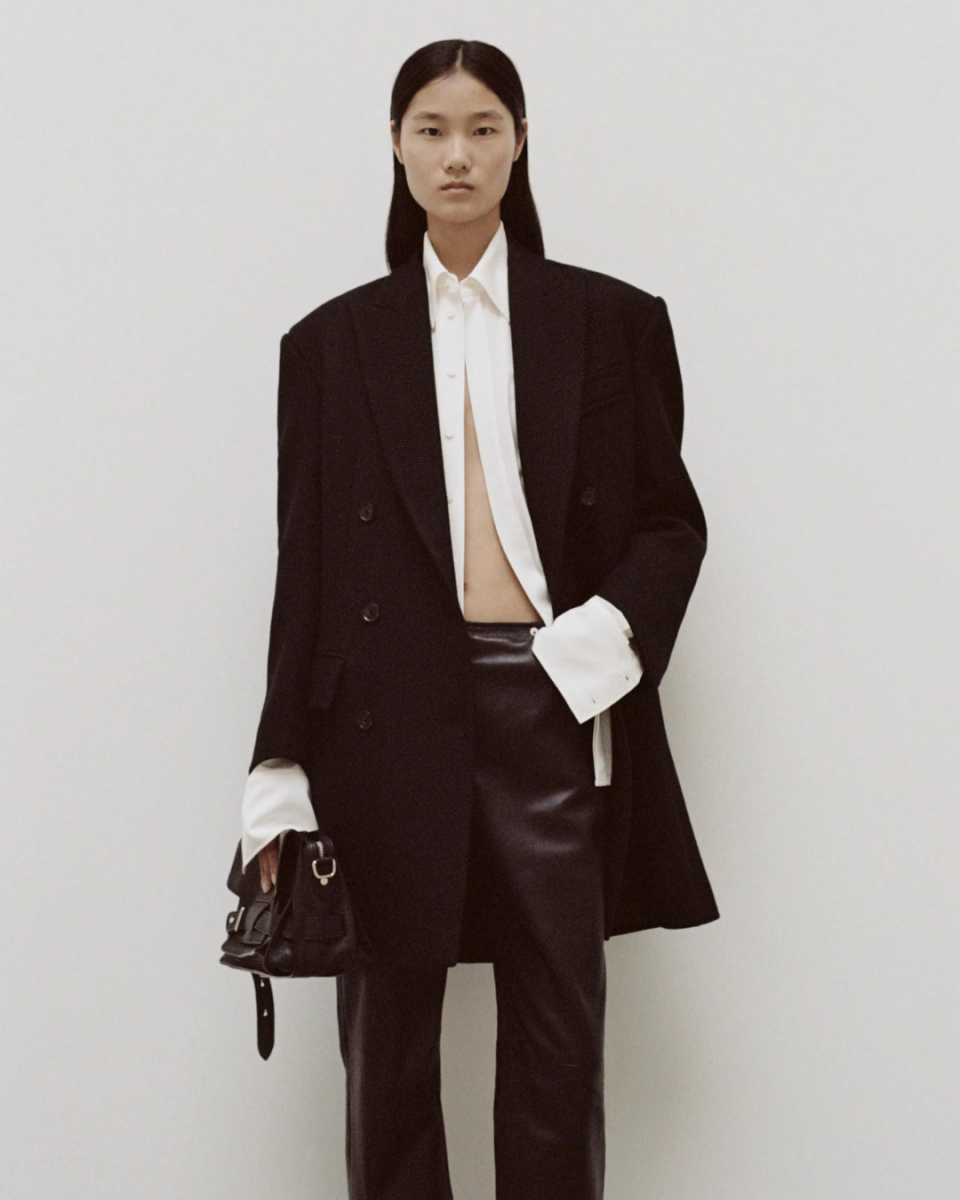 <b>Básicos elegantes</b>Siguiendo la tendencia “quiet luxury” que dominó las plataformas digitales durante el verano, los básicos elegantes serán los cimientos de tu estilo en todo momento. Esta tendencia se enfoca en el minimalismo, calidad, delicadeza y versatilidad de las prendas. Invierte en básicos de alta calidad que funcionen en todas las temporadas.