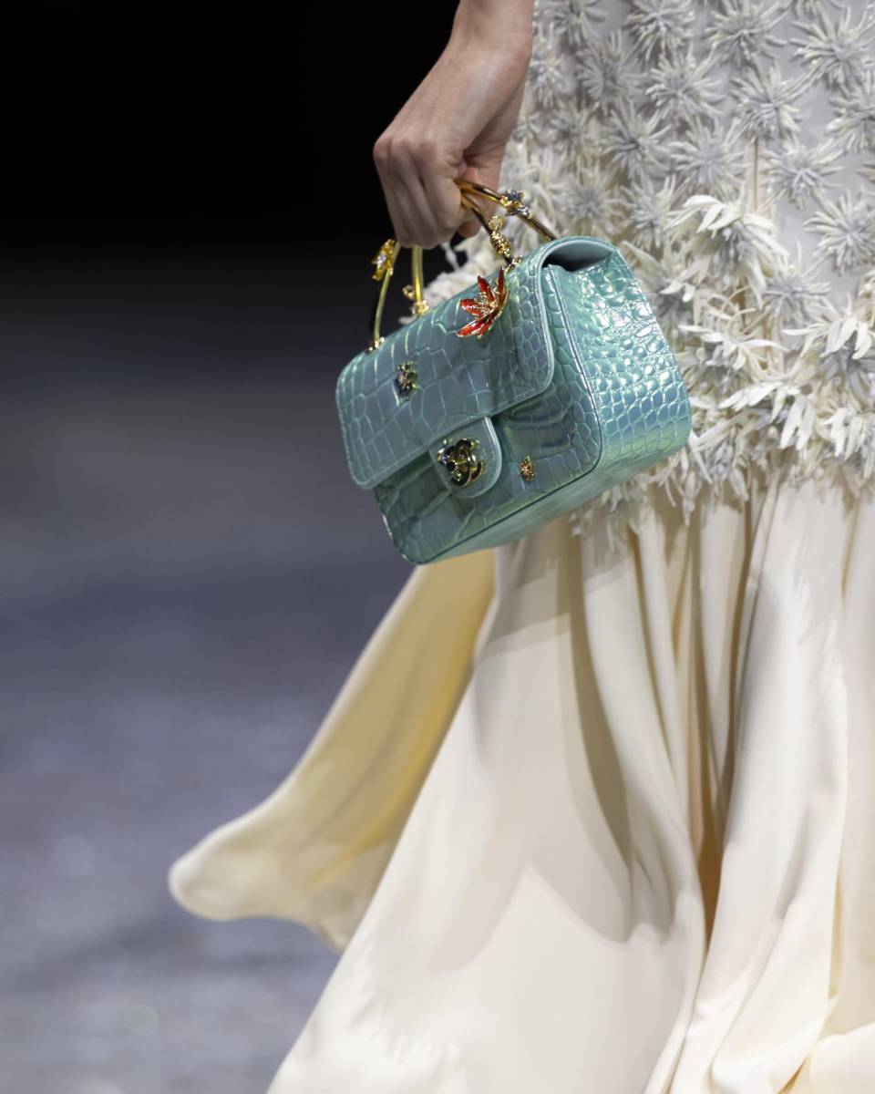 Desde el ahora familiar y esencial bolso con solapa de ante, que se está convirtiendo rápidamente en un clásico en su versión beige, con su "diván matelassé" inspirado directamente en el sofá del apartamento de Gabrielle Chanel, hasta el nuevo bolso con cierre "cinético" y la extravagante minaudière color granada, con su iridiscencia esmaltada y envenenada.