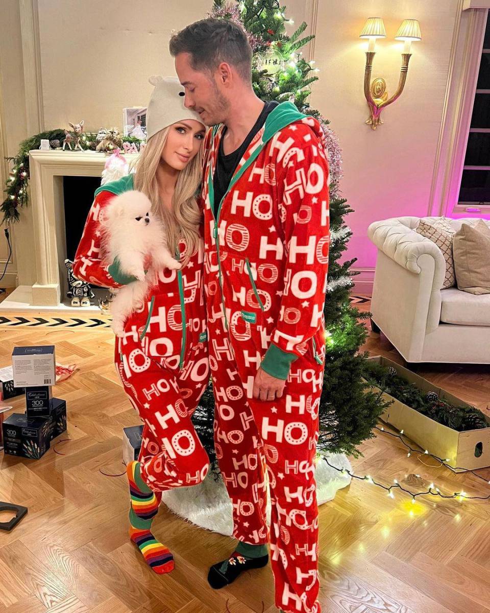 Paris Hilton también se tomó sus redes sociales para desear felices fiestas y compartirnos esta postal de Navidad. 