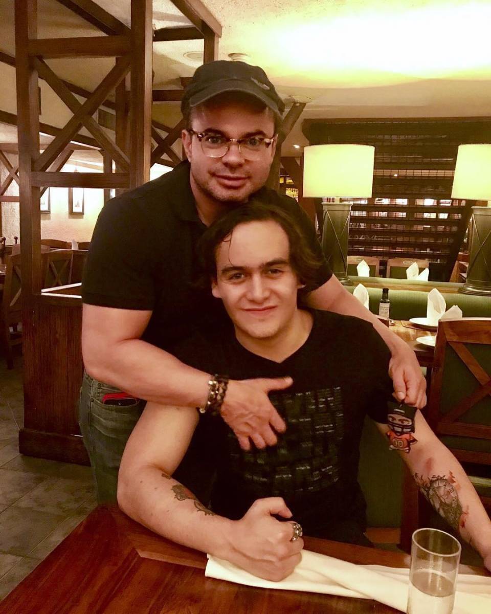 Tuvo una estrecha relación con su padrastro , el abogado <b>Marco Chacón, </b>quien fue como un padre para él.