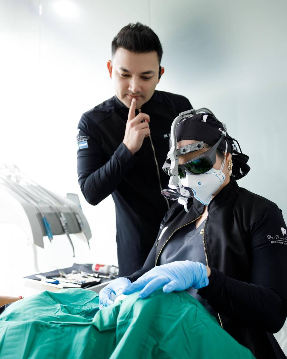 <b>Endodoncia: </b>es la especialidad que se enfoca en el tratamiento de los conductos del diente, que tiene como objetivo conservar la pieza dental.