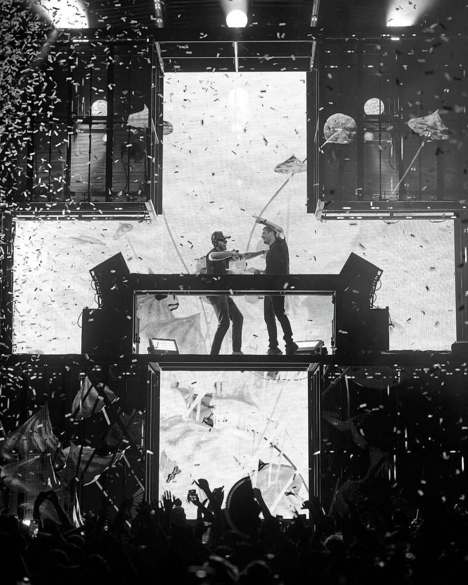 El actor también subió al escenario con el DJ Martin Garrix en el famoso Ushuaïa Ibiza Hotel and Beach Club, donde ambos fueron captados en un video.