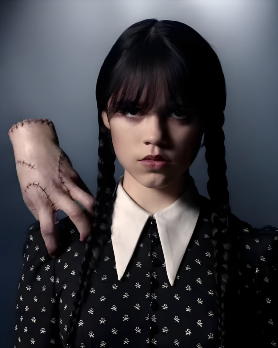 Merlina/Wednesday Addams. Para este look necesitarás un vestido negro estampado con cuello blanco, trenzas, flecos y un maquillaje que te ayude a caracterizar bien este personaje. 