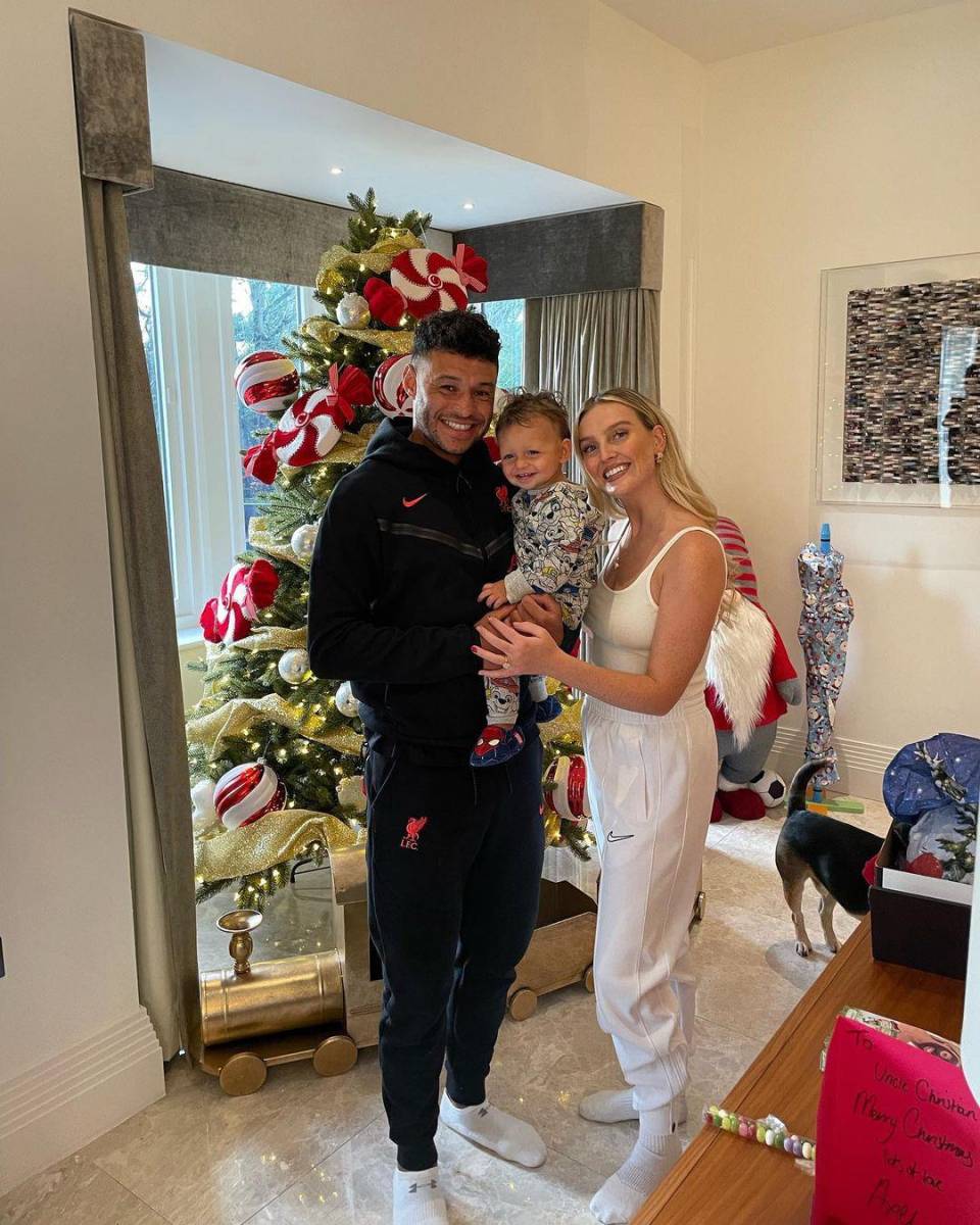 Perrie Edwards posó muy feliz al lado de su pareja, Axel Chamberlain, y su hijo junto al árbol de Navidad.