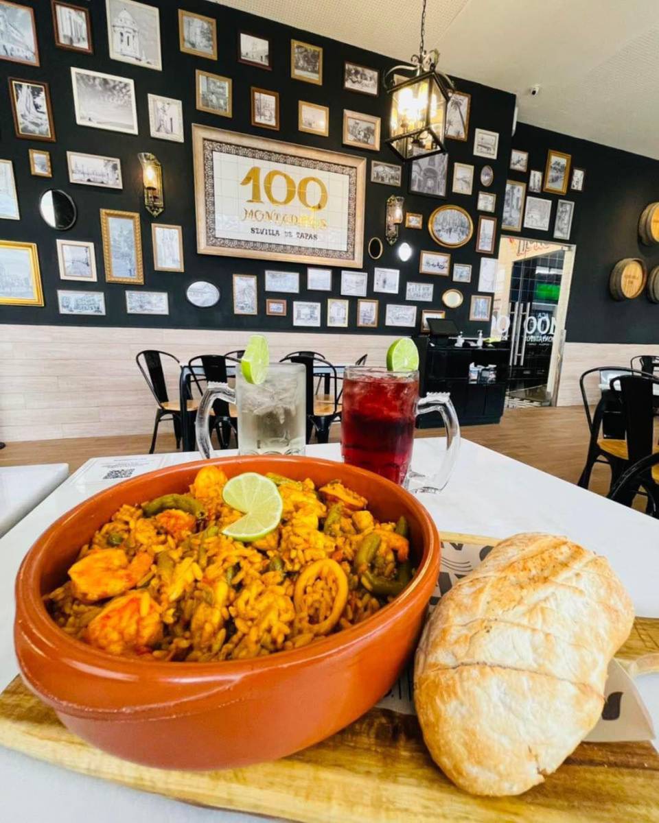 <b>100 montaditos</b> es un restaurante donde tienes la posibilidad de comerte un pedacito de España de 100 maneras diferentes. Su gastronomía está basada en montaditos, tapas y bebidas típicas españolas.