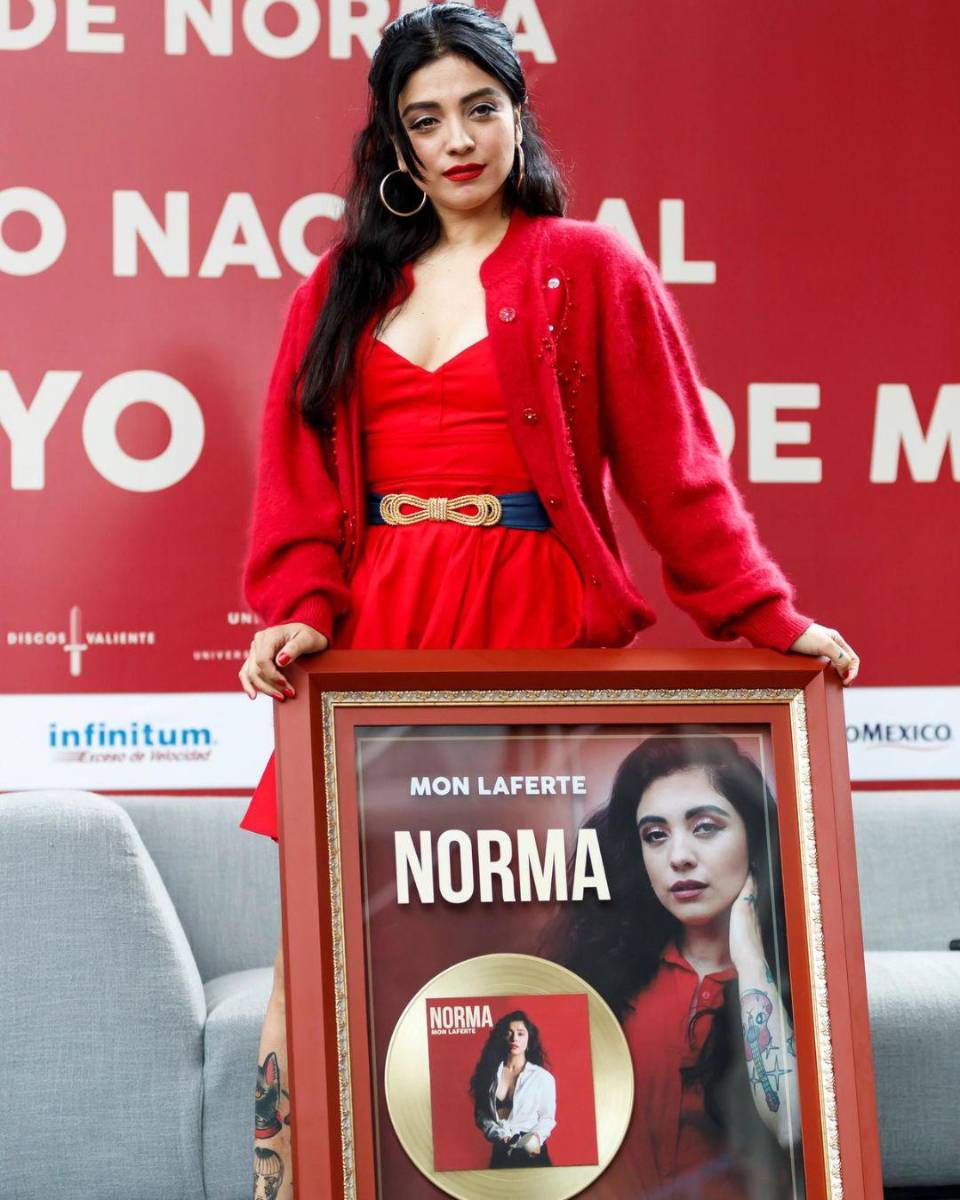 Con discos como “La trenza”, “Norma” y “Seis”, fue construyendo una identidad musical propia, mezclando distintos géneros sin perder su esencia.