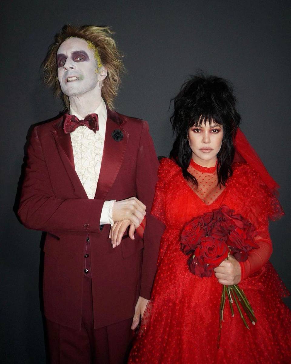 Travis Barker y Kourtney Kardashian como Beetlejuice y Lydia. 