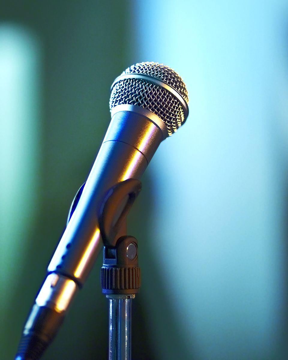 Un karaoke para dos: ¿A quién le importa que no cantes a la perfección? Diviértanse cantando en pareja.