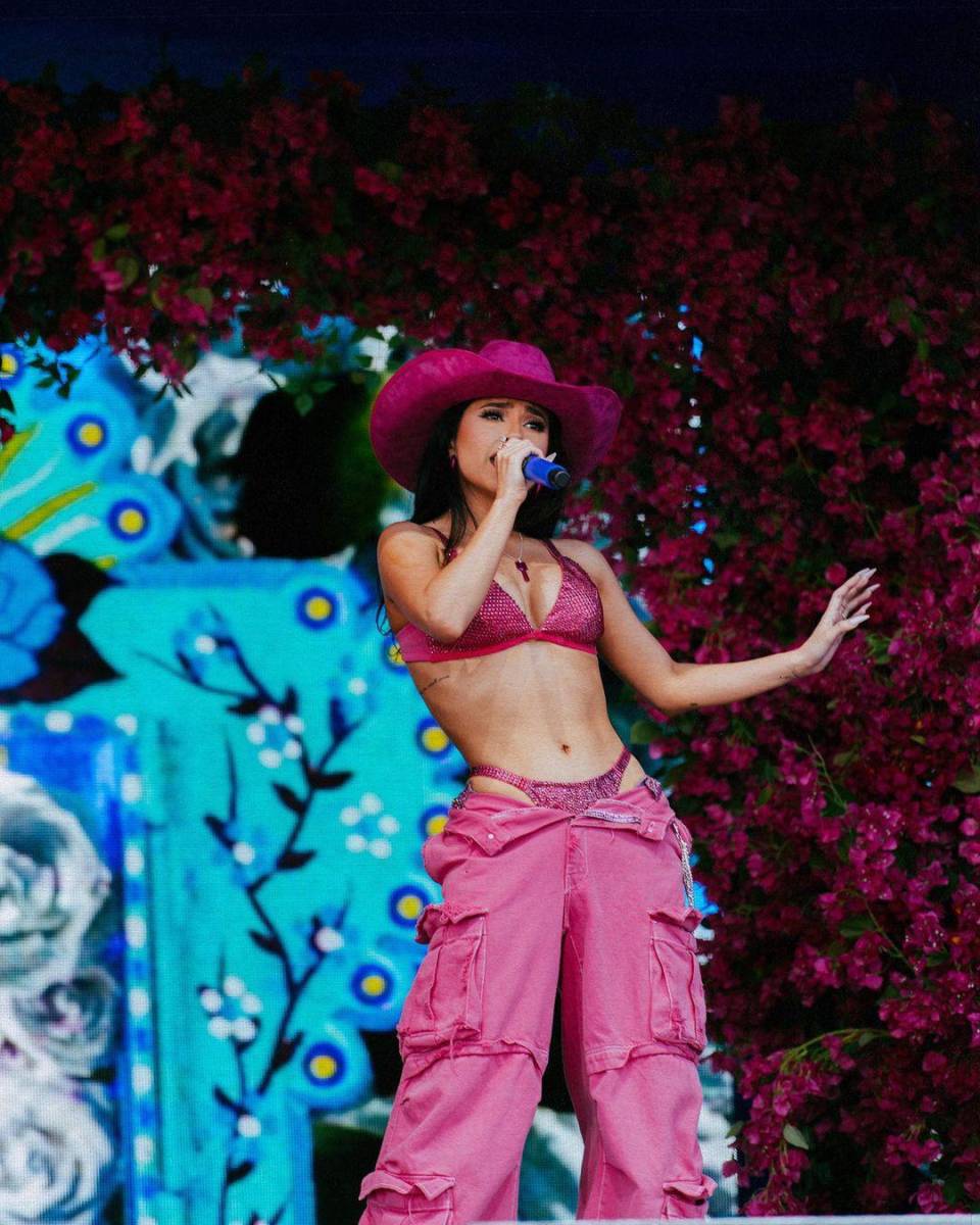 Becky G, en su adorable look barbiecore, actuó en el segundo fin de semana de Coachella. La cantante expresó sentirse tan “agradecida y bendecida” por todo lo que vivió en el festival.