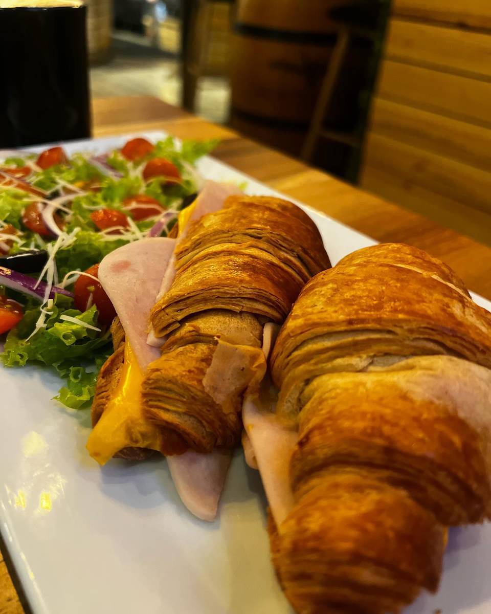 <b>Wine and Food</b> es un rincón de deleite gastronómico en cada sorbo y bocado, donde en esencia los aromas del vino se encuentran con la delicia de sus platillos.