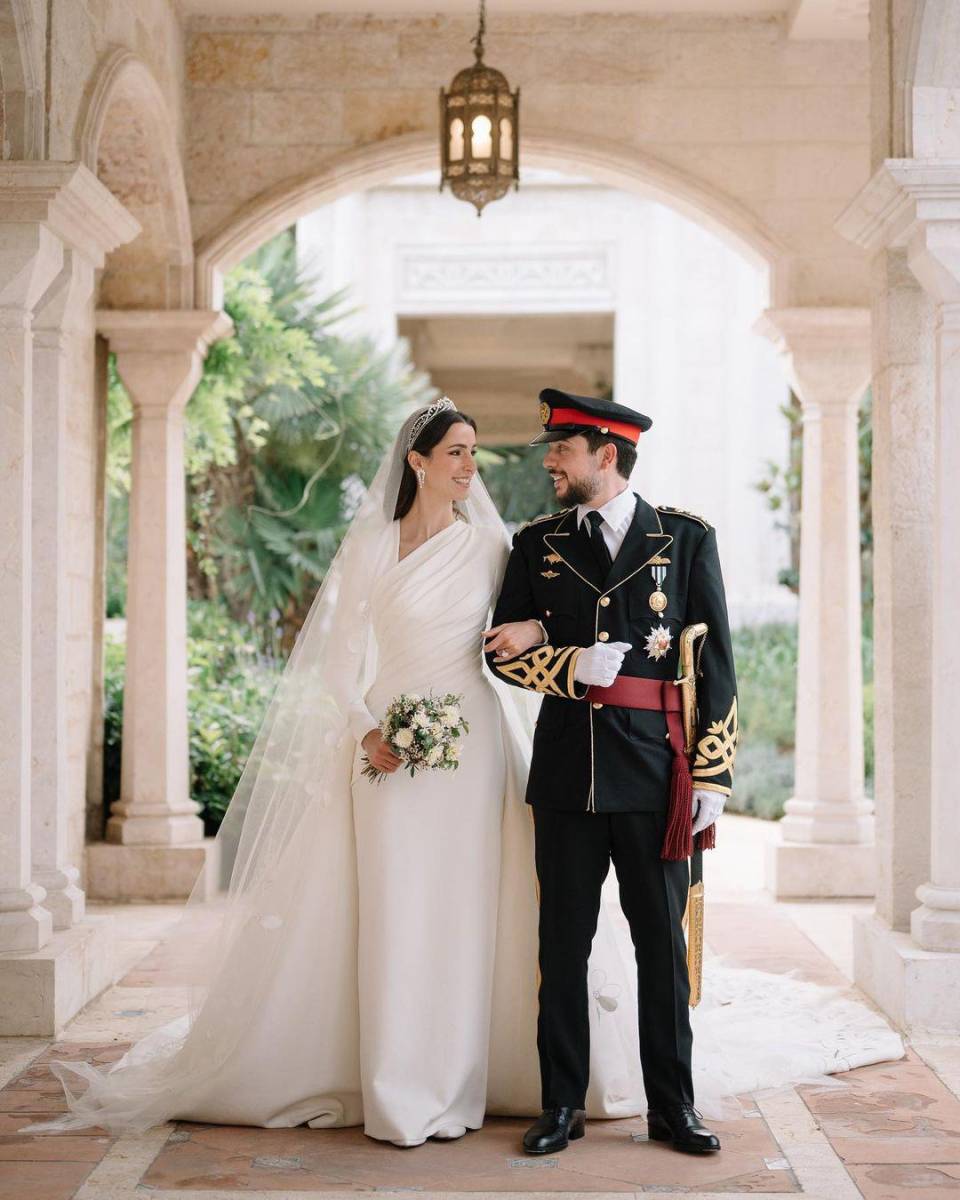 “La corte hachemita se complace en anunciar que el príncipe Hussein y la princesa Rajwa esperan con la ayuda y la gracia de Dios a su primer hijo este verano”, dice el comunicado compartido en redes sociales.