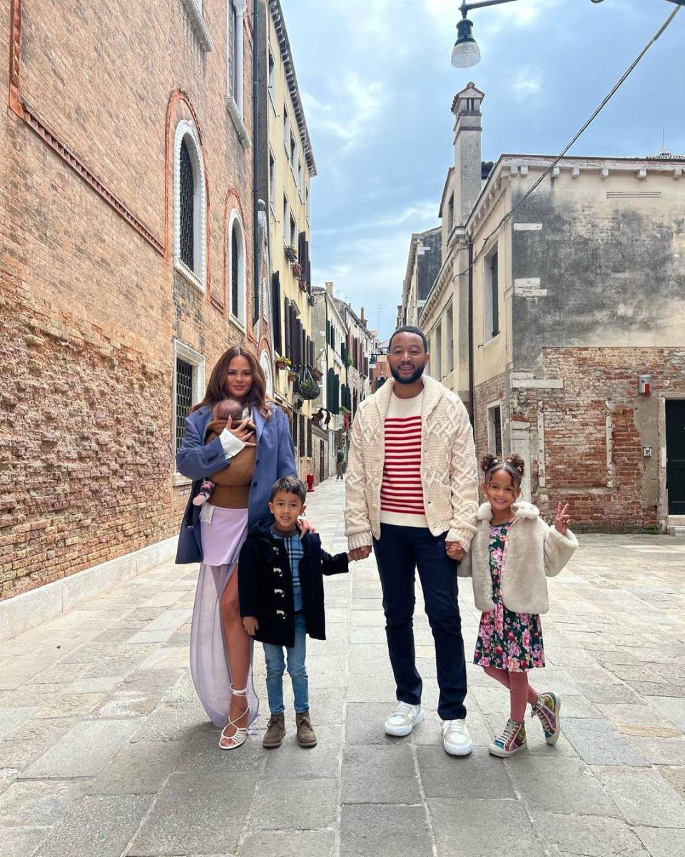 John Legend regaló a sus seguidores un precioso retrato familiar deseando un “Happy Easter!”.