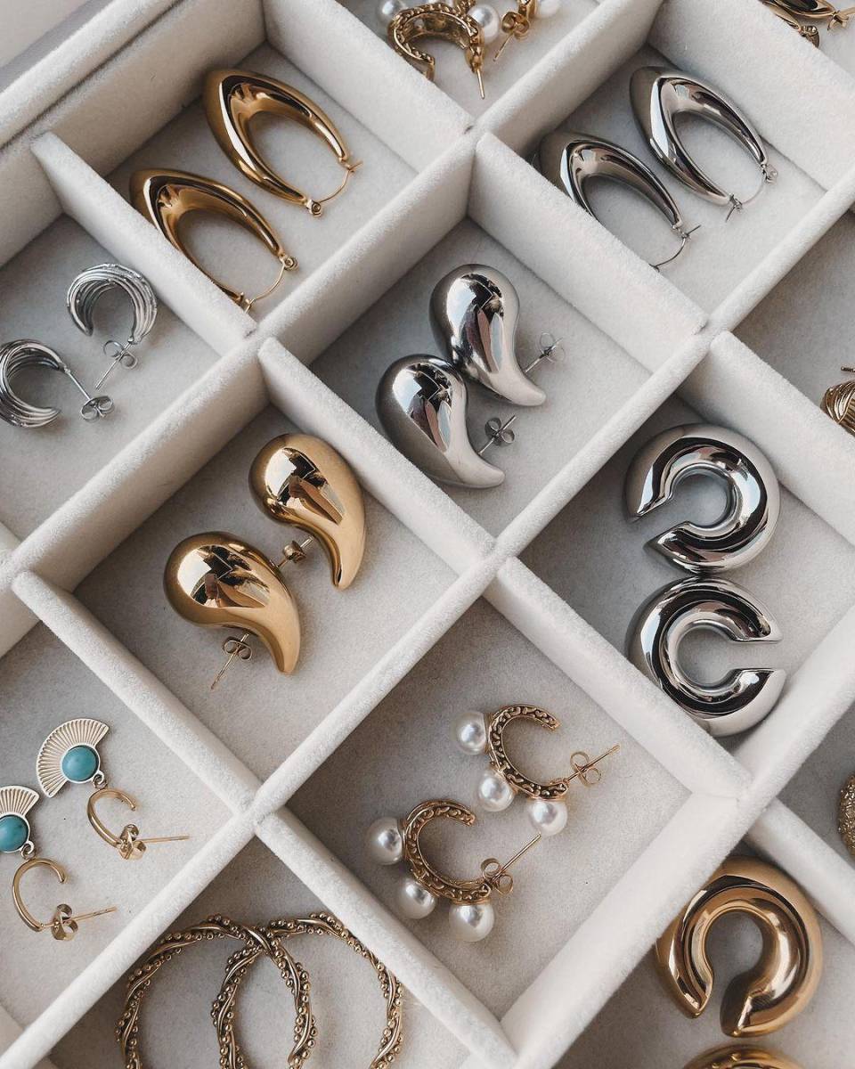 <u><b><a rel="nofollow noopener noreferrer" href="https://www.instagram.com/atalayajewelry/" target="_blank">Atalaya Jewelry</a></b></u> se destaca como una marca de accesorios para mujer que abarca desde joyería clásica hasta innovadores Bags de palma de Iraca, así como joyería artesanal elaborada por hábiles artesanos. Cada pieza de Atalaya Jewelry es más que un accesorio; es una manifestación de estilo y autenticidad. 