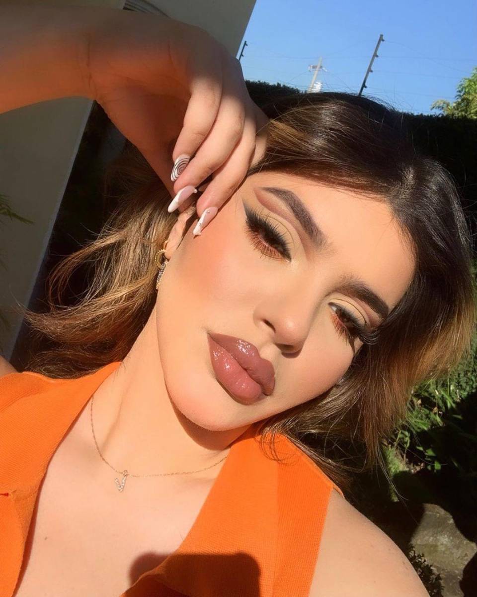 Viviana Handal es una hondureña que dedica su contenido a tutoriales de Make up para cualquier tipo de ocasión. Tiene una sección de Get Ready With Me en la que se maquilla mientras comenta una anécdota en particular. Podrás seguirla por la red social como @vivianahandal1.