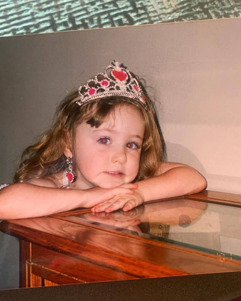 Nacida como Kayleigh Rose Amstutz el 19 de febrero de 1998 en Willard, Misuri, adoptó el nombre artístico “Chappell Roan” en honor a su abuelo, Dennis K. Chappell, y a su canción favorita, “The Strawberry Roan”.