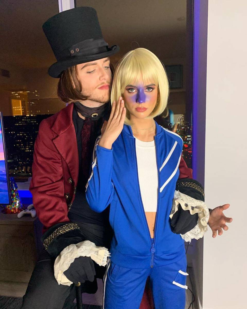 Willy Wonka y Violeta Con el próximo estreno del remake de la famosa película “Charlie y la fábrica de chocolates” este 15 de diciembre de 2023, ¡no hay mejor momento para canalizar tu espíritu Wonka! Complementa tu disfraz con el iconico personaje de Violeta y sé la sensación en Halloween.