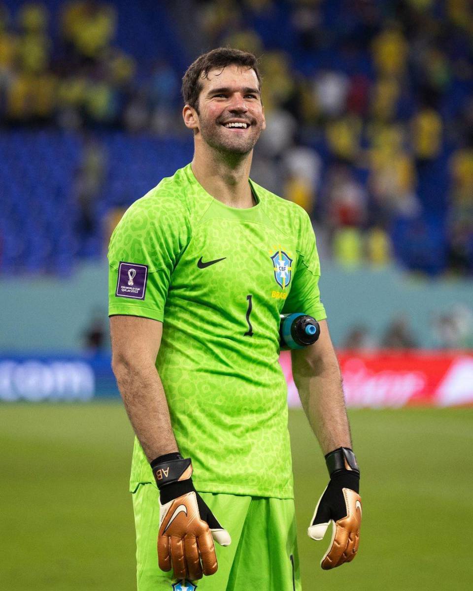 El guardameta de Brasil, Allison Becker, se robó nuestras miradas. Tiene una hermosa sonrisa que te paraliza. Puedes verlo en el Liverpool F.C. de la Premier League de Inglaterra y, también seguir lo en su Ig como @alissonbecker.