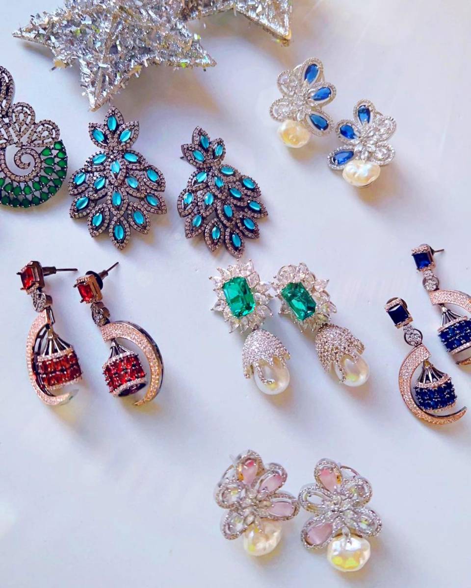 <b>JHUMKI JEWELRY.</b> El brillo de las piezas de Jhumki Jewelry te encantará. Su propietaria, una apasionada de la moda, amante de la joyería y admiradora de la cultura de India, creó hace cinco años este emprendimiento para ofrecer una alternativa diferente y que las mujeres hondureñas puedan contar una historia a través de un accesorio único. Cada pieza es 100% elaborada a mano. @jhumki_jewelry