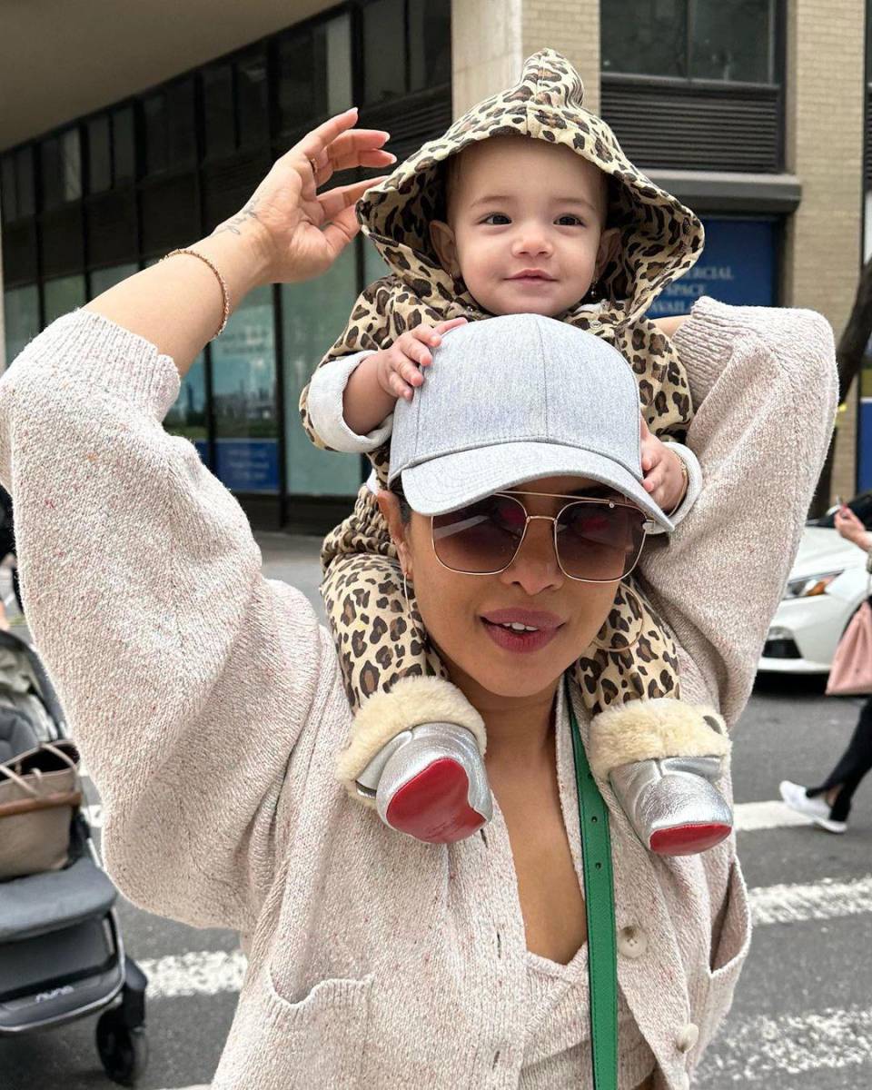 ”Feliz día de la madre mi amor. Eres una madre increíble. Iluminas mi mundo y el de MM todos los días”, fue el mensaje que Nick Jonas le dejó su esposa, Priyanka Chopra.