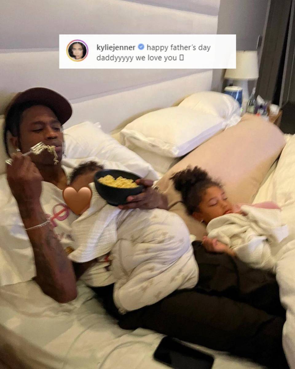 Kylie Jenner subió una imagen de Travis Scott acompañado de sus dos hijos. “Feliz Día del Padre, papiiii. Te amamos”. 