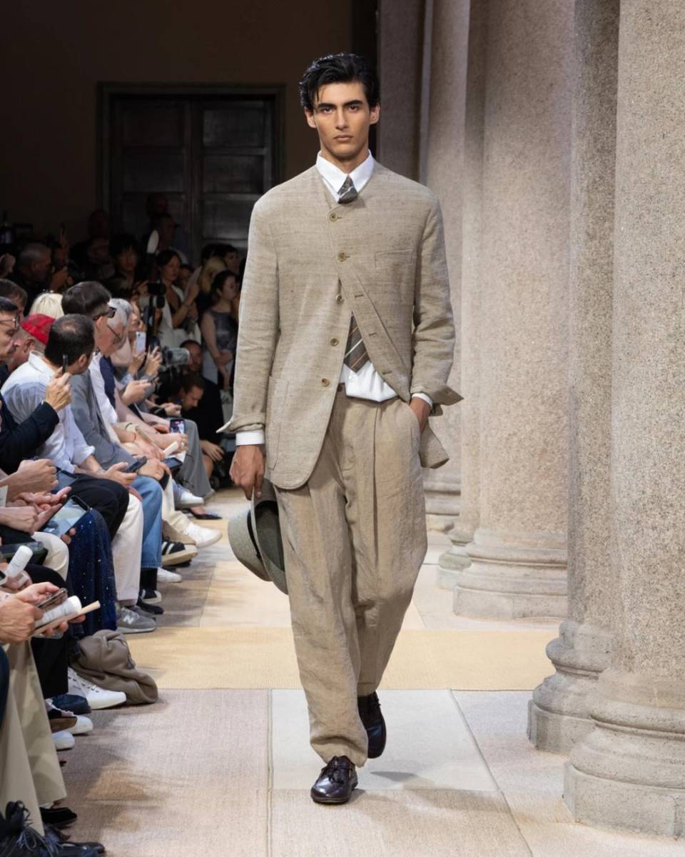 Fiel a su estilo, Armani demostró que el lujo masculino puede construirse desde la discreción, la precisión del corte y la naturalidad del movimiento.