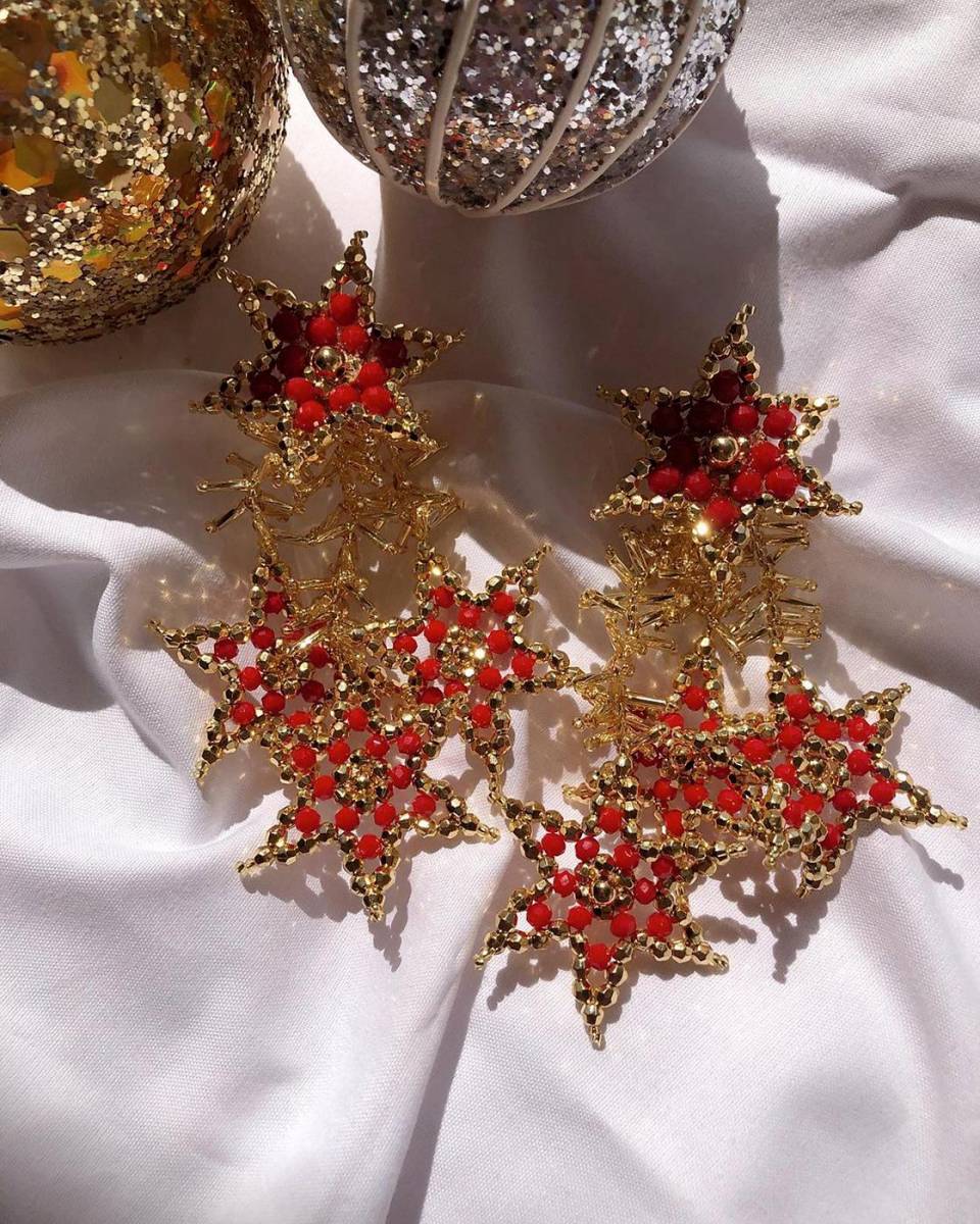 <b>MARÍA LOVE BY WENDY MARIA.</b> El brillo de sus dos líneas de joyería se distingue de inmediato<b>. Essentials</b>: incluye piezas de muy alta calidad con laminado en oro de 18k con base de plata. <b>María Love:</b> bisutería hecha a mano por artesanas guiadas por la diseñadora para crear piezas con detalles que hagan sentir a las mujeres lindas y seguras. “Una de las características de nuestras piezas es que son livianas para que podamos usarlas por largo tiempo sin sentir ningún peso”. <b>@marialove._bywendymaria</b>