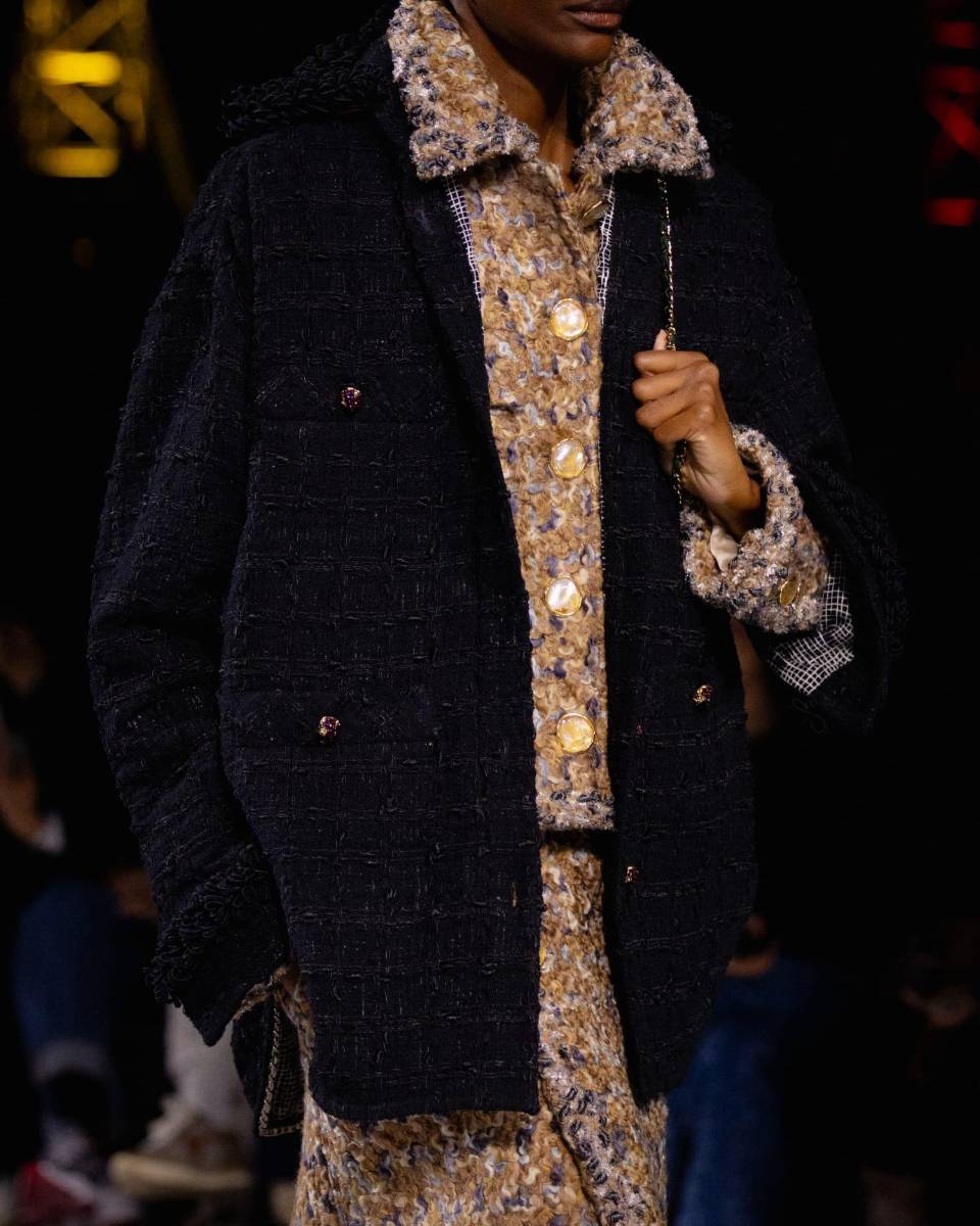 Desde la emblemática "camisa de trabajo" en tweed bouclé y la masculina blusa de tweed prensado, ambas ahora parte integral del nuevo lenguaje de la sastrería.