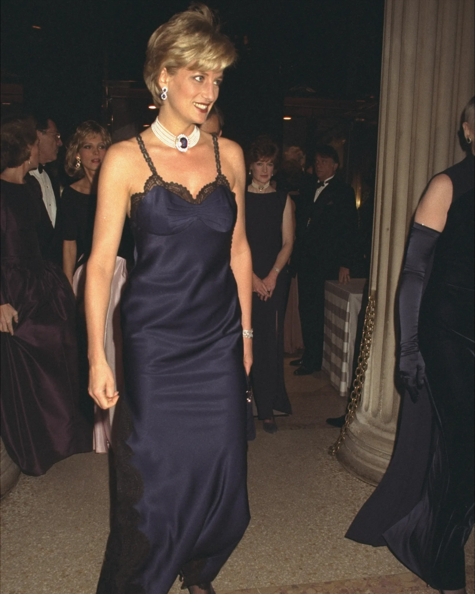 La Princesa Diana de Gales, o mejor conocida como Lady Di, utilizó un siseño lencero firmado por la casa de moda Versace. (1995)