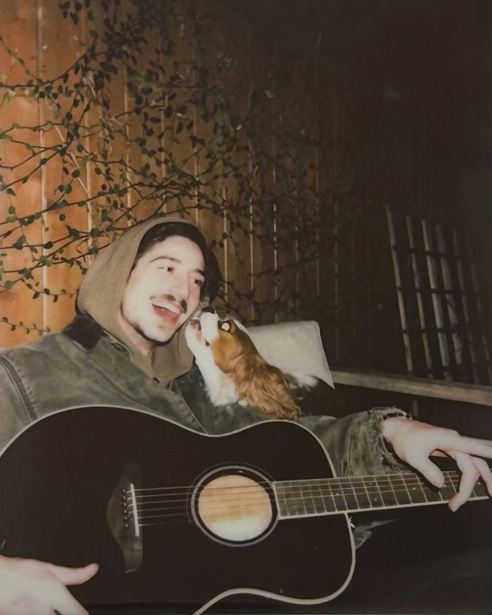 Milo sabe tocar la guitarra, la batería, el piano y el ukelele.