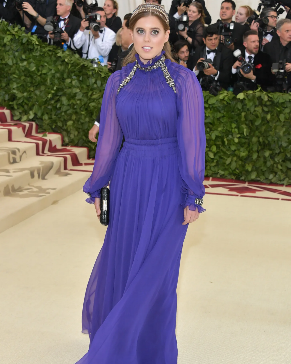 La princesa Beatriz, primogénita de los duques de York, luciendo un vestido azul de Alberta Ferretti. (2018)