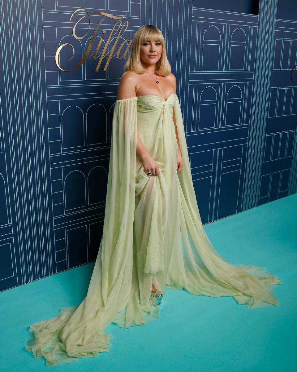 <b>Florence Pugh vistiendo Valentino y joyería de Tiffany &amp; Co.</b>