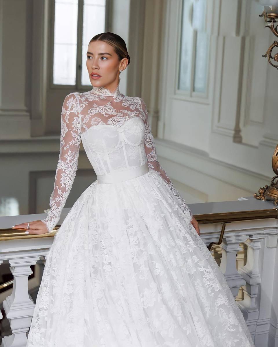 Este impresionante vestido es una creación de los renombrados diseñadores Domenico Dolce y Stefano Gabbana, quienes son amigos cercanos de la novia y para quienes desfiló en el año 2019.