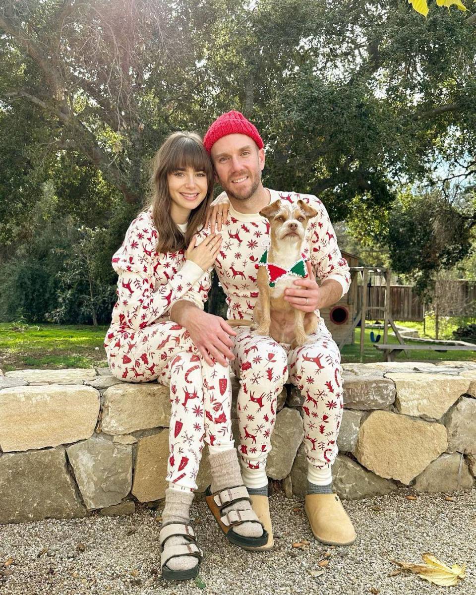 Lily Collins junto a su esposo y su mascota en Navidad. Lucen muy hermosos.