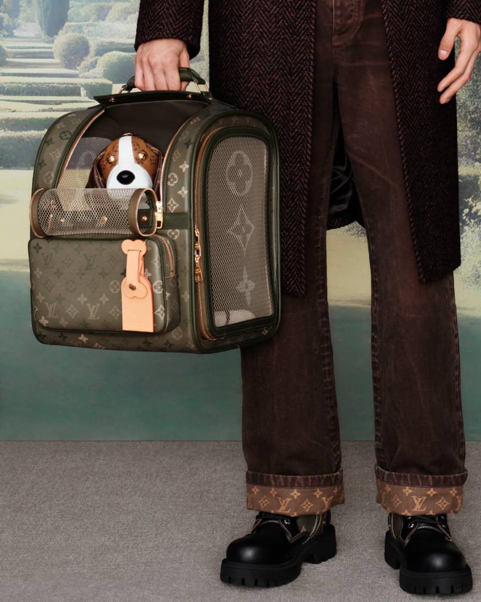 Se incluyen artículos para mascotas como transportines con monograma, collares de lujo y cuencos de cerámica, celebrando la cultura pet-friendly del Reino Unido.