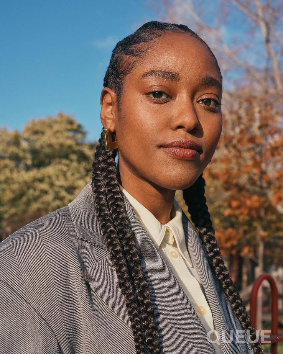 Nacida en Estados Unidos la joven actriz <b>Arsema Thomas</b> tiene estudios en <b>Biofísica</b>, pero decidió inclinarse más por la actuación forjando su futuro en el mundo de las cámaras, los sets de grabación y los libretos.