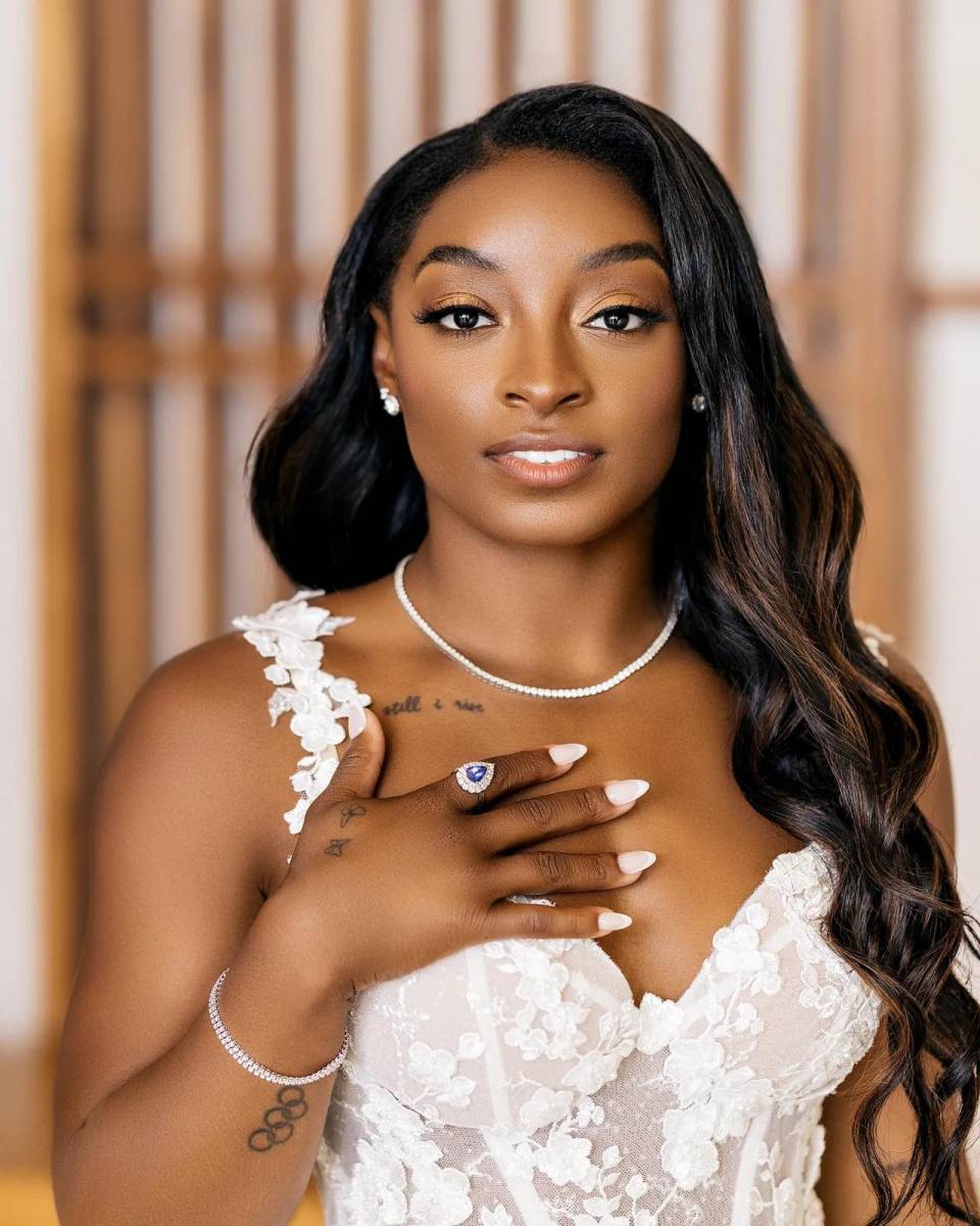 el maquillaje del día de Ashley Stewart Beauty y el peinado de Jazmine Johnson.