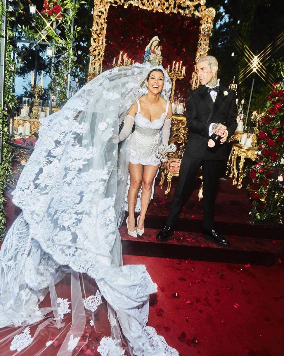 ¡Vivan los novios! Kourtney Kardashian y Travis Barker se casaron por tercera ocasión el pasado 22 de mayo en Positano, Italia. Aquí te traemos todos los detalles. 